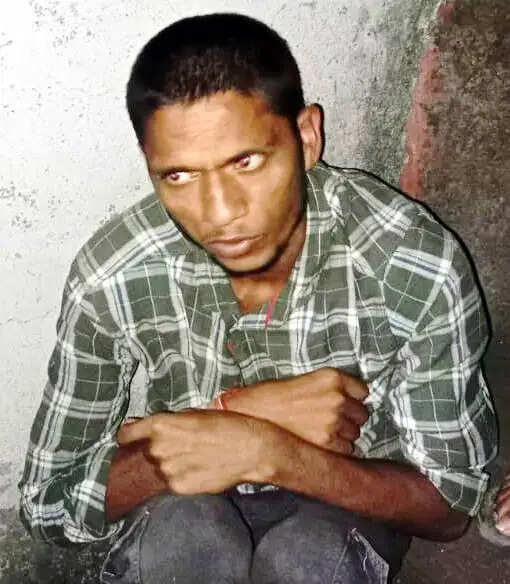 शबच्चों को रुपये और खाद्य सामग्री देकर लुभाते यूपी के संदिग्ध को लोगों ने पकड़ा