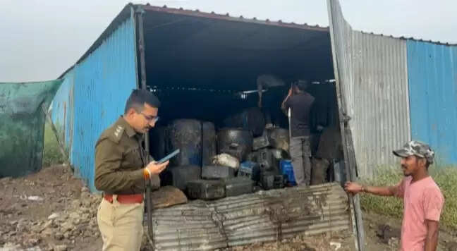 धार: ड्रोन के माध्यम से सर्चिंग करते हुये खाद्य तेल और नकली डीजल का भंडाफोड़