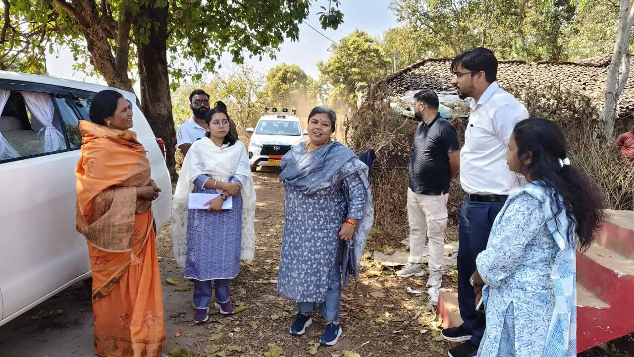 अनूपपुर: संभागायुक्त ने नल-जल योजना, प्राथमिक स्वास्थ्य केंद्र का किया निरीक्षण