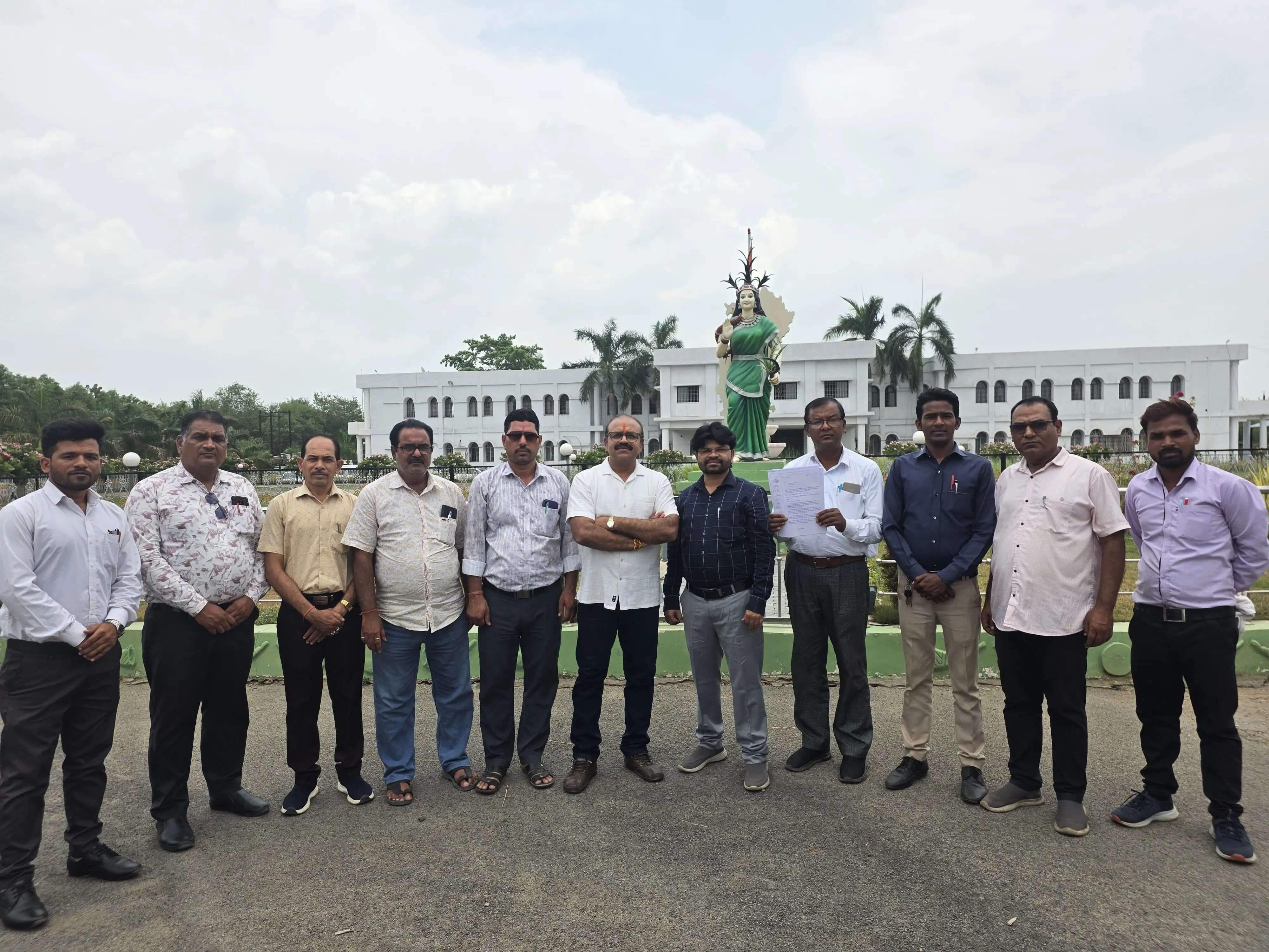 छत्तीसगढ़ में पाठ्यपुस्तक वितरण को लेकर बढ़ा विवाद, अशासकीय विद्यालय संचालक संघ ने सरकार को दी आंदोलन की चेतावनी