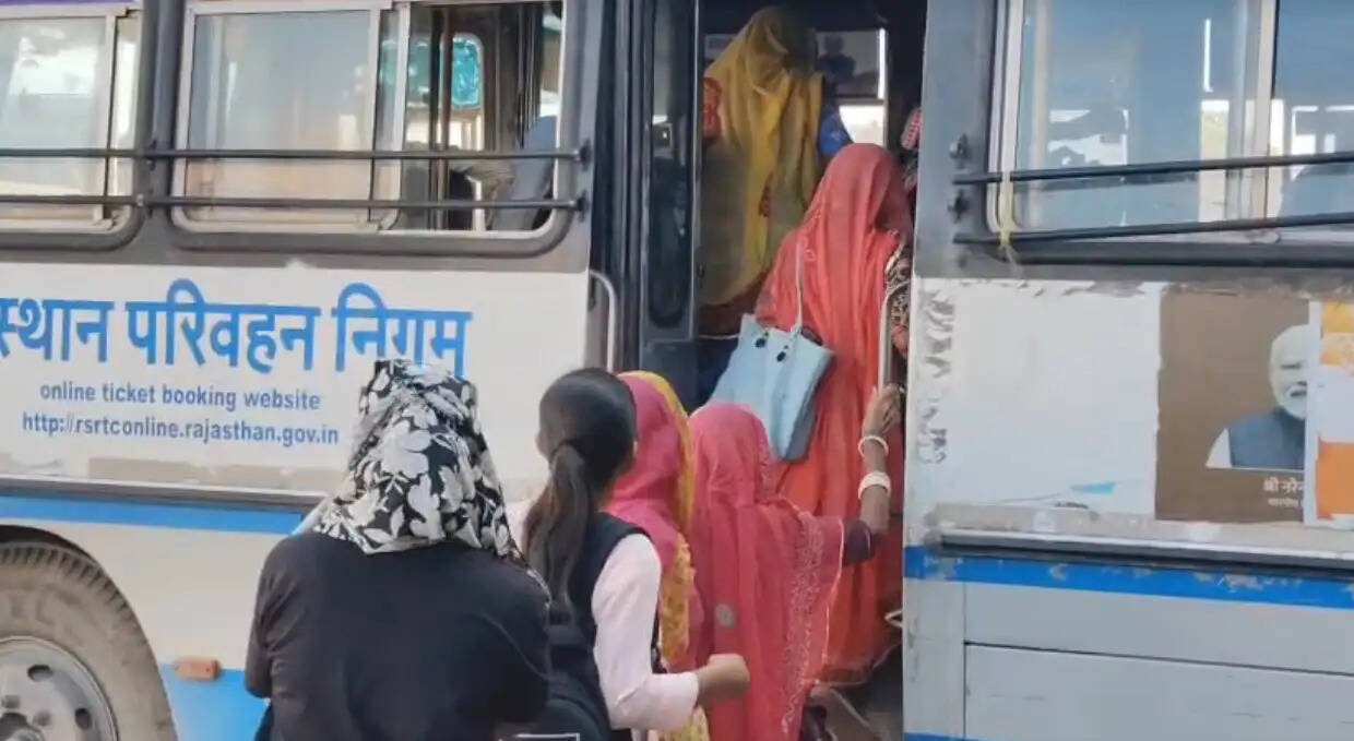अंतरराष्ट्रीय महिला दिवस पर बसों में रही महिलाओं की भीड़