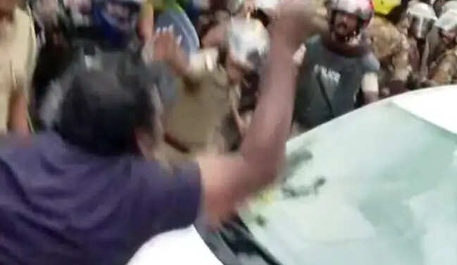 केरल के पूर्व मुख्यमंत्री के आवास पर तलाशी के दौरान ईडी अधिकारियों के काफिले पर समर्थकों का हमला, तोड़फोड़