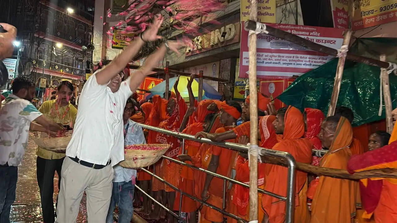 सावन: तीसरे सोमवार पर भी श्री काशी विश्वनाथ धाम में कांवड़ियों पर पुष्पवर्षा,चहुंओर हर—हर महादेव की गूंज