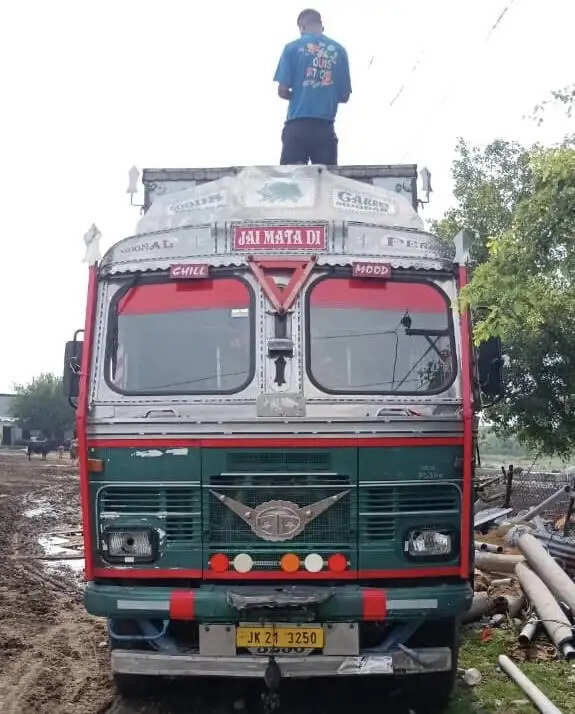 लखनपुर में गोवंश तस्करी का प्रयास विफल, 15 गोवंश मुक्त, चालक गिरफ्तार