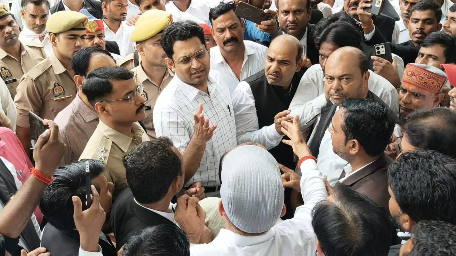 बिना भूमि अधिग्रहण सड़क निर्माण का आरोप, साथी को न्याय दिलाने अधिवक्ताओं ने कलेक्ट्रेट में किया घेराव