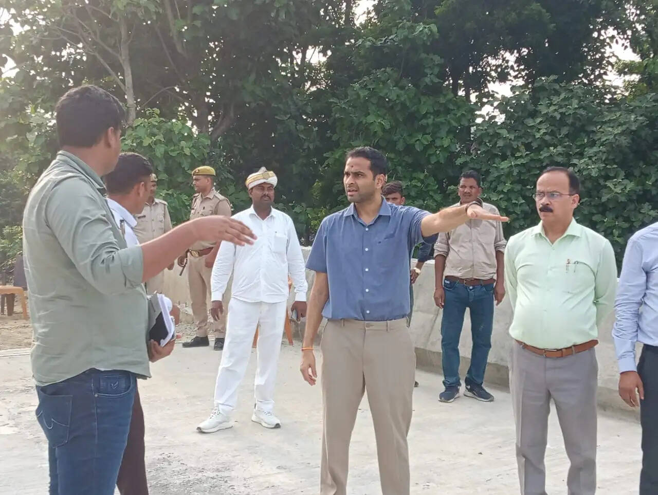 देवरिया : जिलाधिकारी ने सेतु निगम की दो निर्माणाधीन परियोजनाओं का किया निरीक्षण