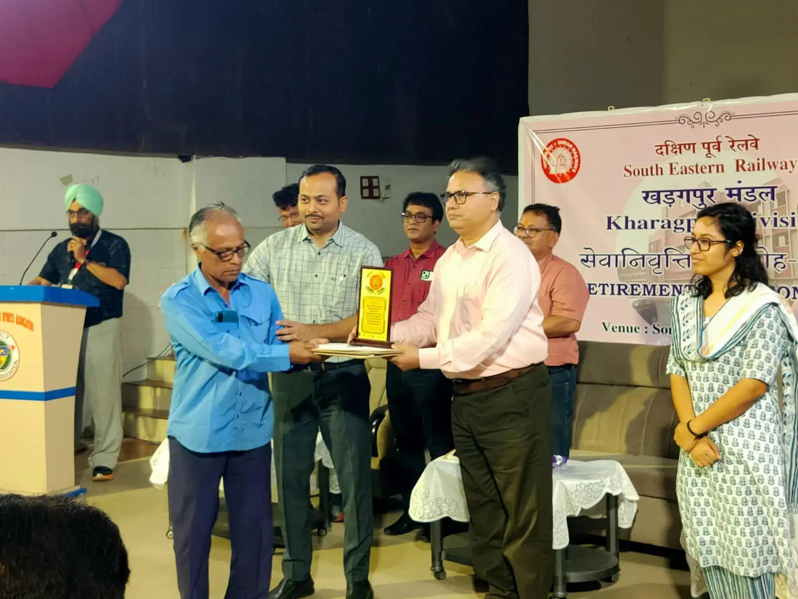 खड़गपुर मंडल में सेवानिवृत्त रेल अधिकारियों और कर्मचारियों का सम्मान