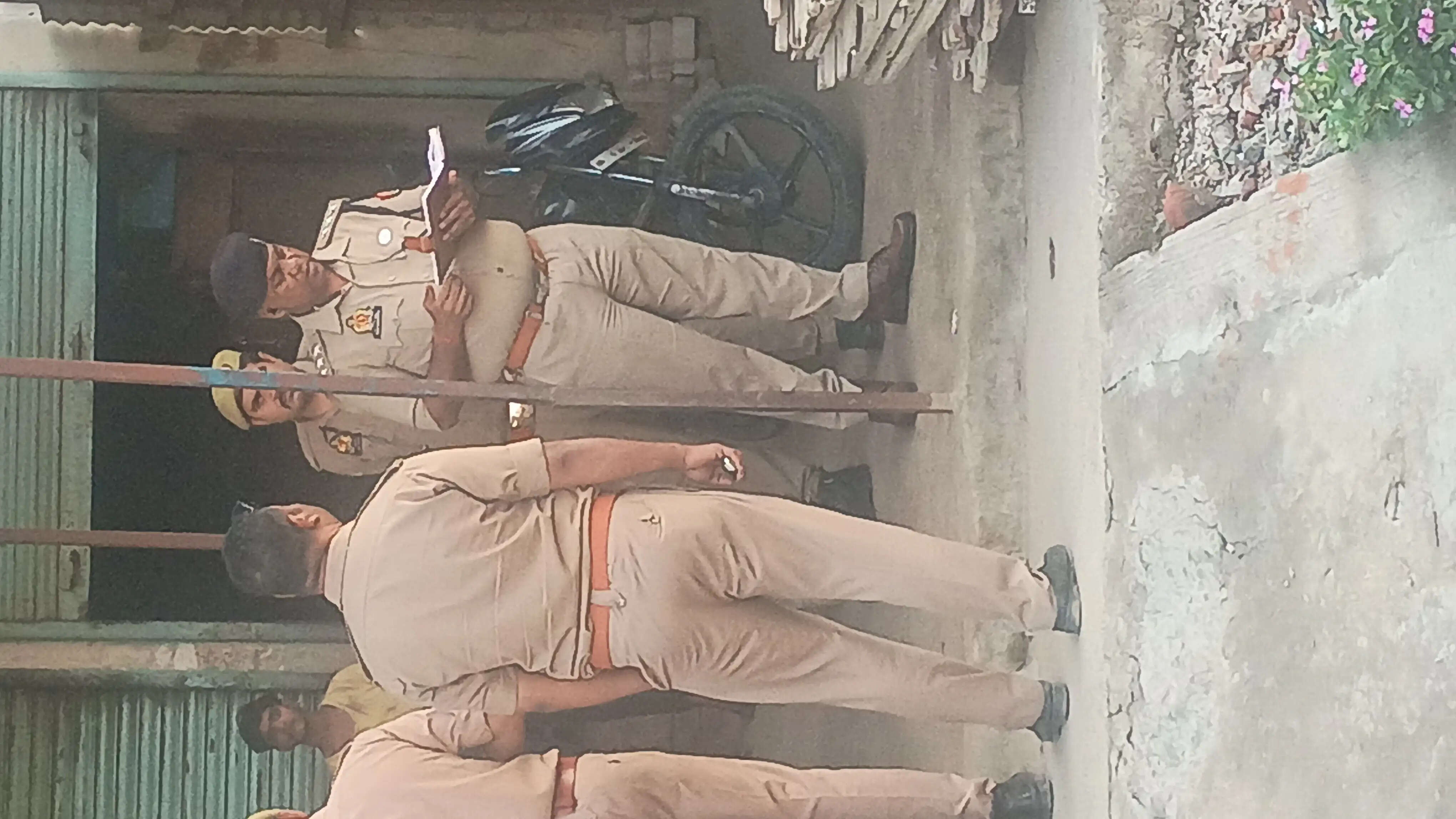 देवरिया में संदिग्ध परिस्थितियों में मां - बेटे की मौत, दूसरा बेटा अस्पताल में भर्ती