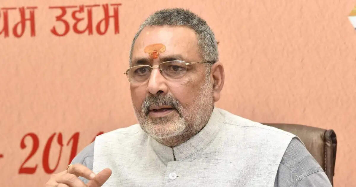 महबूबा मुफ्ती के प्रदर्शन पर गिरिराज सिंह का हमला, बोले- ‘आतंकियों का साथ देने वाली नेता’