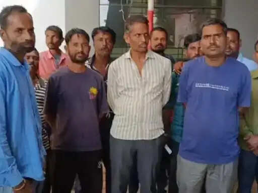 अनूपपुर: पीएफ जमा करने की मांग पर सफाई कर्मचारी अनिश्चितकालीन हड़ताल पर, जैतहरी में नगर की सफाई व्यवस्था चौपट