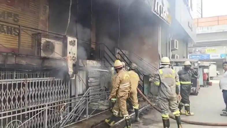 लखनऊ में आग से जलकर दुकान और गोदाम स्वाहा