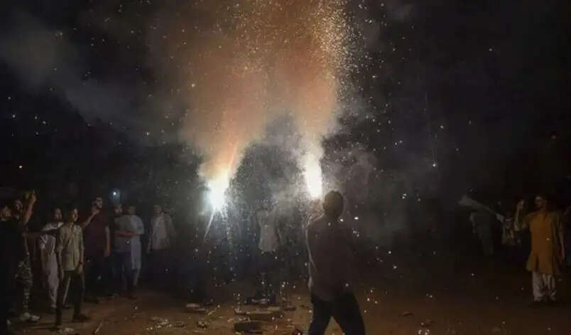 पाकिस्तान के कराची में 14 अगस्त के जश्न में डूबे लोगों ने चलाई गोली, महिला की मौत, कम से कम 94 लोग घायल