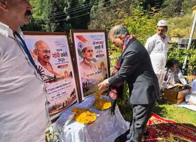 मुख्यमंत्री ने महात्मा गांधी और लाल बहादुर शास्त्री को श्रद्धांजलि अर्पित की