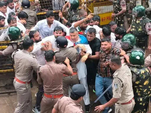 बैतूल में 12 सूत्रीय मांगों को लेकर एनएसयूआई का प्रदर्शन, पुलिस से धक्कामुक्की,&nbsp;पुलिस ने चलाई&nbsp;वाटर कैनन
