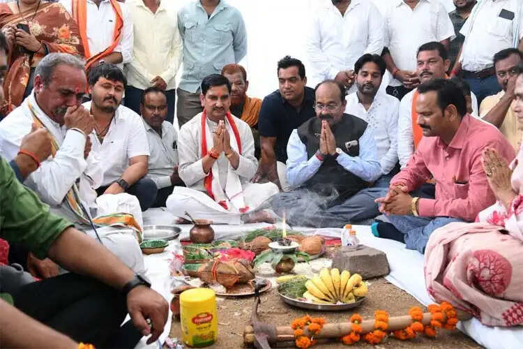 केंद्रीय राज्य मंत्री&nbsp;तोखन साहू और उप मुख्यमंत्री&nbsp;अरुण साव ने 10 करोड़ के कार्यों का किया भूमिपूजन