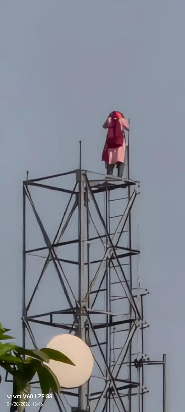 “सीवान में फिर टावर पर चढ़ी युवती, चैनपुर बाजार में घंटों चला हाई-वोल्टेज ड्रामा”