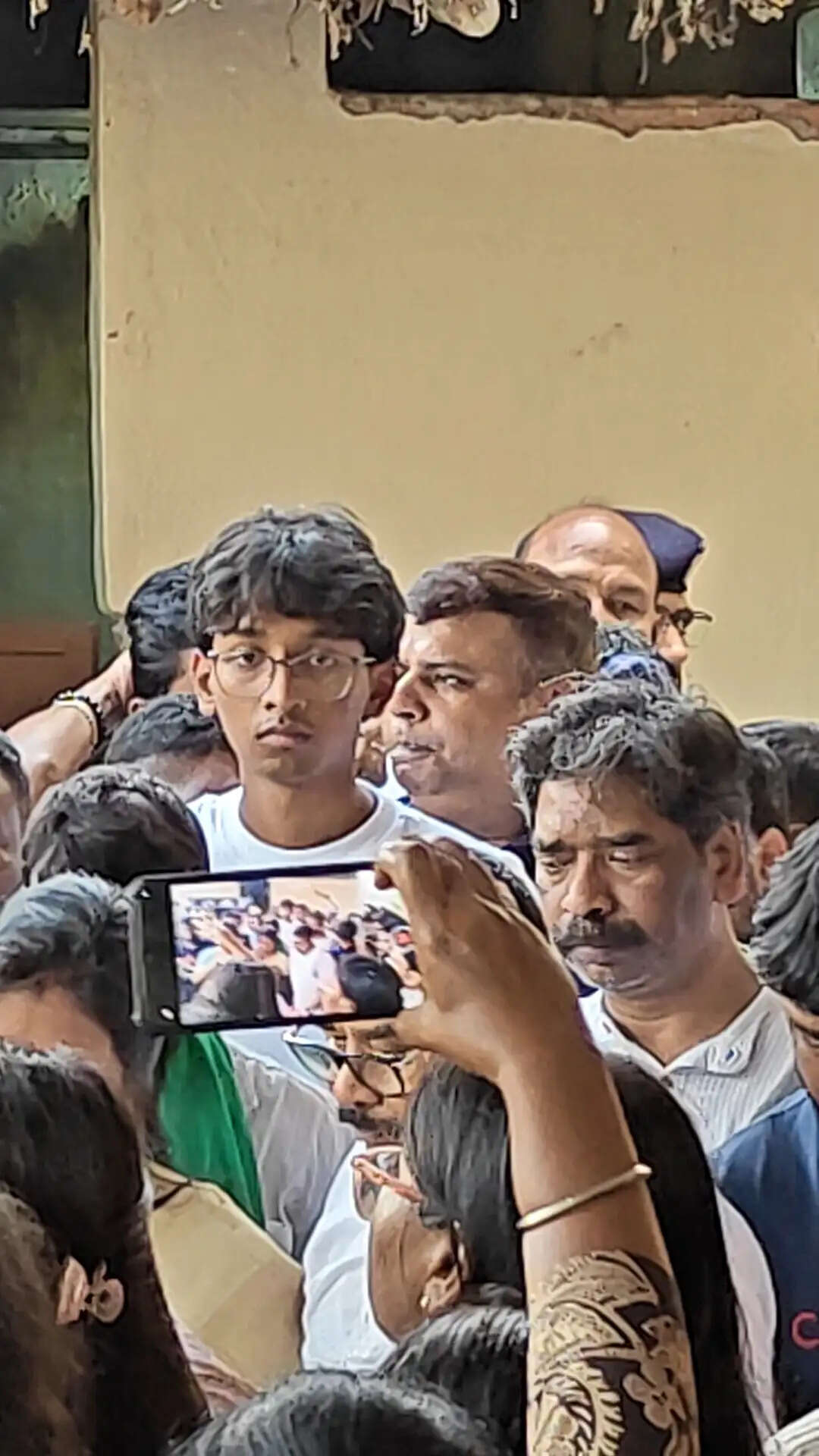 माता के पार्थिव शरीर के साथ पैतृक गांव नेमरा पहुंचे मुख्यमंत्री हेमंत सोरेन