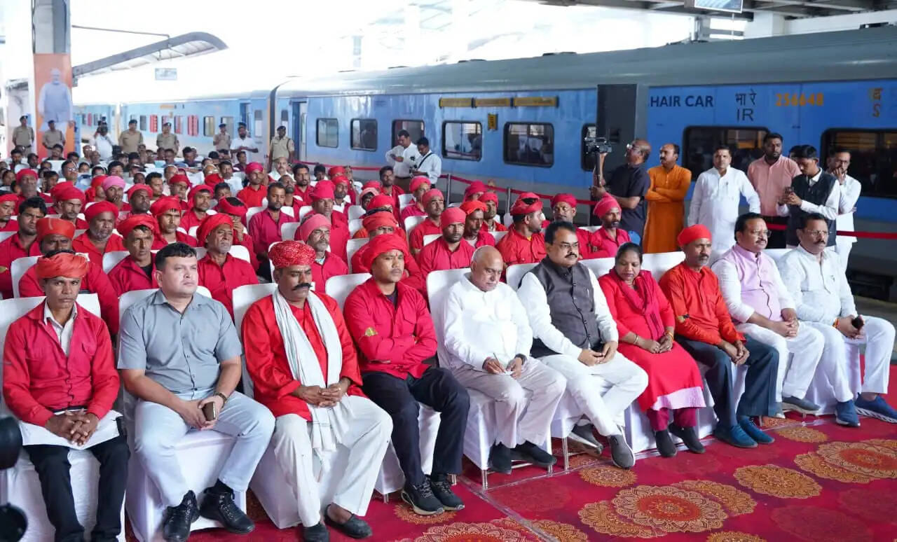 मुख्यमंत्री डॉ. यादव ने उज्जैन और भाजपा&nbsp;प्रदेश अध्यक्ष&nbsp;ने भोपाल में कुली भाईयों के साथ&nbsp;सुनी ‘मन की बात’