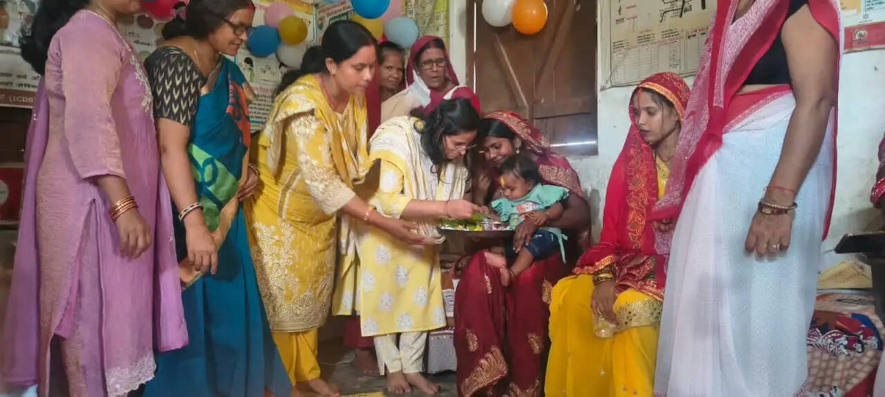 पोषण मेले में गर्भवती महिला की हुई गोद भराई, बच्चों का कराया अन्नप्राशन