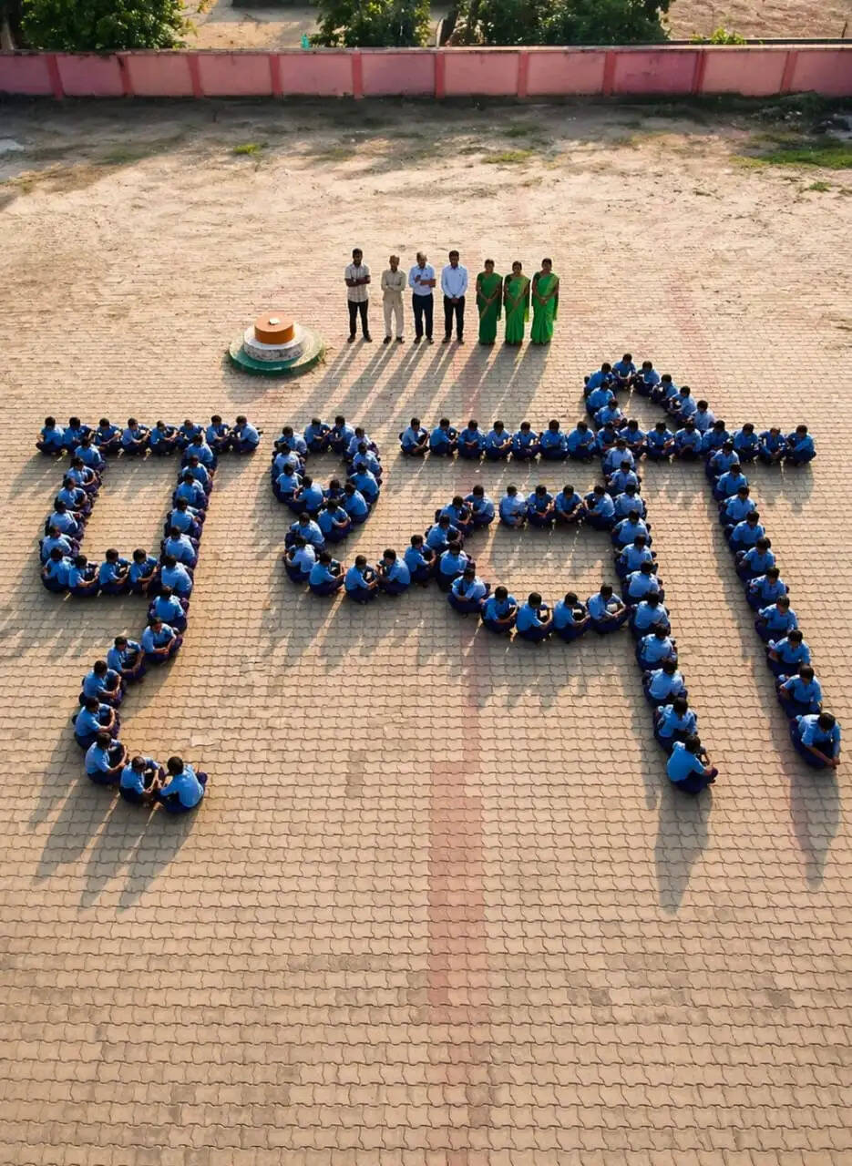 विश्व पृथ्वी दिवस पर बच्चों ने ,मानव श्रृंखला का किया निर्माण