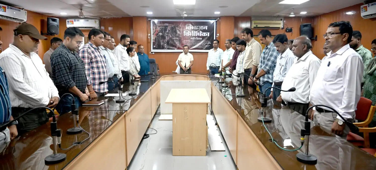 कलेक्टर सहित अधिकारियों ने विभाजन विभीषिका स्मृति दिवस पर मौन धारण कर दी श्रद्धांजलि