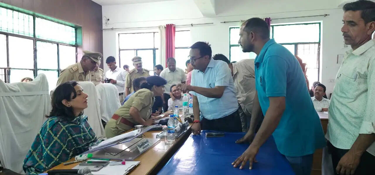 फर्रुखाबाद: जिलाधिकारी ने सम्पूर्ण समाधान दिवस में शिकायत मिलने पर लेखपाल व सचिव को किया सस्पेंड