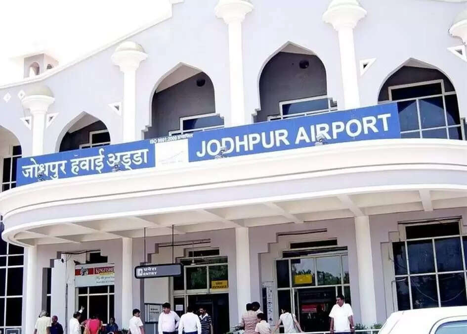 इंडिगो की आठ फ्लाइट रद्द : दूसरे दिन भी यात्री रहे परेशान, हंगामा हुआ