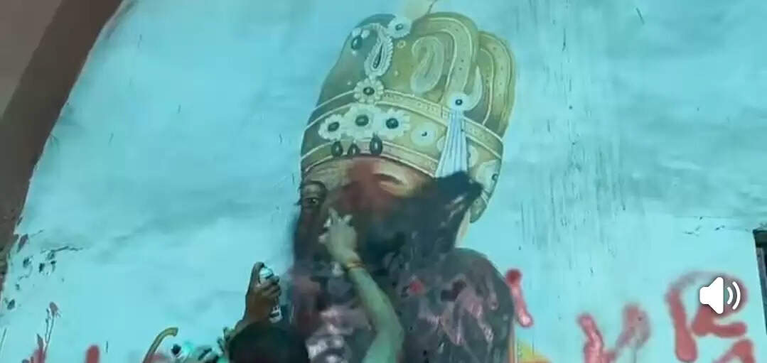 (अपडेट) गाजियाबाद रेलवे स्टेशन पर हिन्दू रक्षा दल के कार्यकर्ताओं ने मुगल बादशाह की पेंटिंग पर पाेती कालिख, केस दर्ज