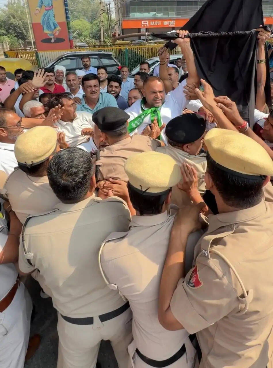 फरीदाबाद में किसानों का फूटा गुस्सा, दिल्ली-मुंबई एक्सप्रेसवे पर पुलिस से धक्का-मुक्की