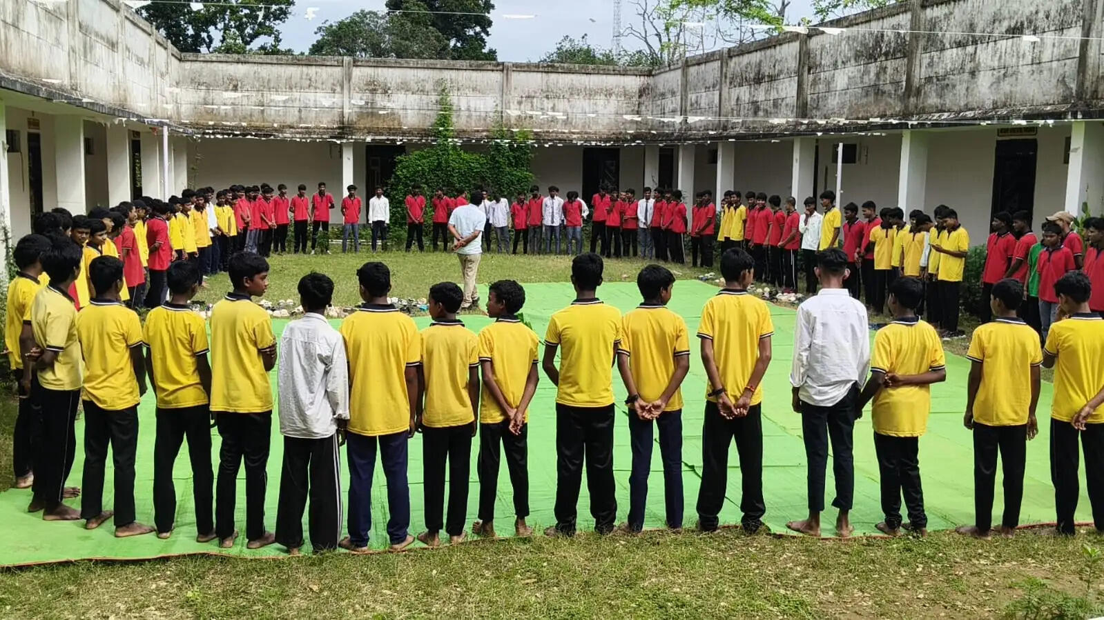 बैगलेस डे पर बच्चों ने झाड़ियां साफ कीं, कागज से बनाई नाव-तितली और खेलों में दिखाया दमखम