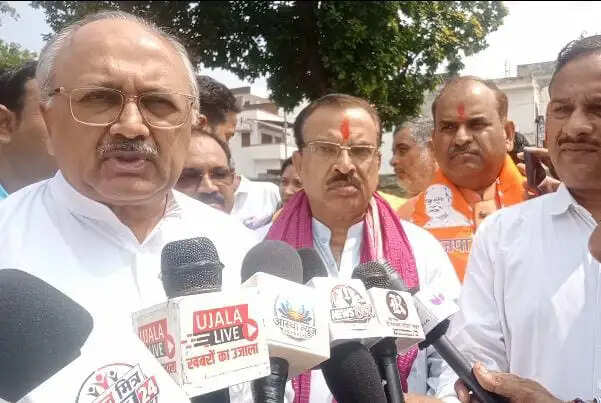 जो अपने दादा की कब्र पर झांकने नहीं आए, वह युवाओं को क्या संदेश देंगे' : सिद्धार्थनाथ सिंह