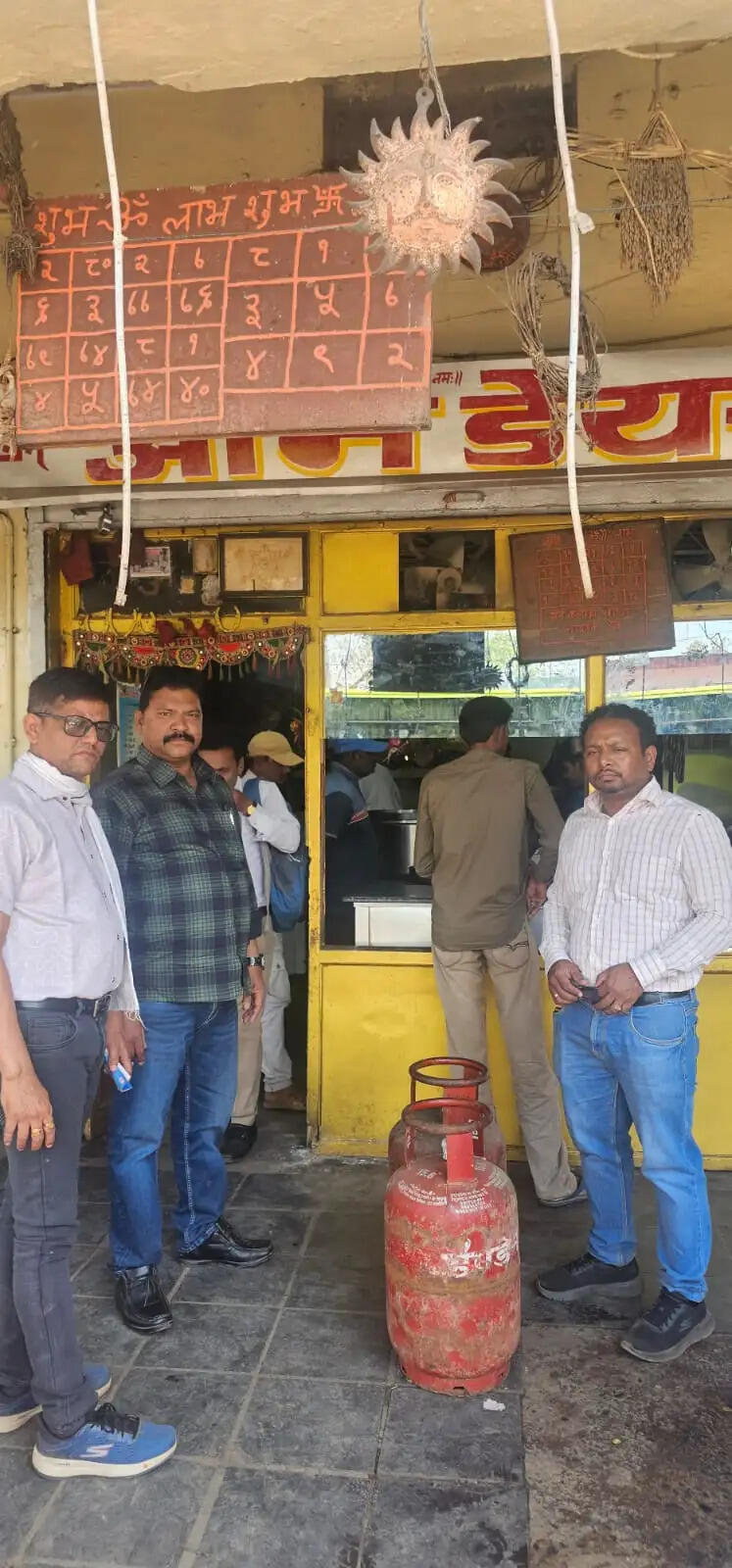 घरेलू गैस सिलेंडर के व्यावसायिक उपयोग पर खाद्य विभाग की कार्रवाई, दो होटल संचालकों पर प्रकरण दर्ज