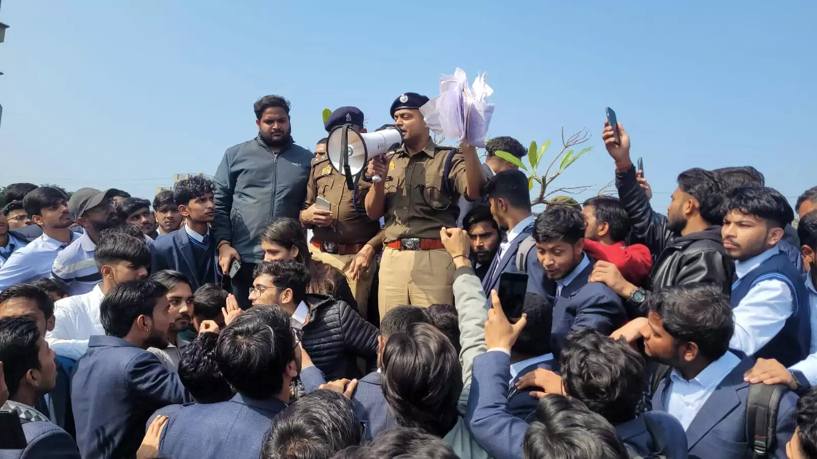 इंजीनियरिंग कॉलेज प्रशासन पर मारपीट का आरोप लगा छात्रों ने किया प्रदर्शन, दो शिक्षक निलंबित व चार पुलिस हिरासत में