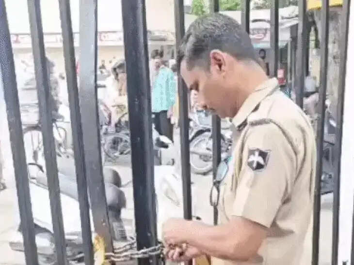 पारम्परिक सखी सोमवार मेले के प्रवेश द्वार पर ताला लगाने से विवाद, हंगामे के बाद खुला गेट