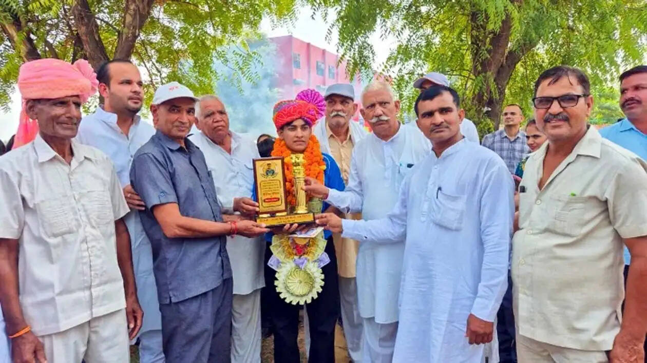 हिसार : स्वर्ण पदक विजेता मनीषा का किरतान में गर्मजोशी से स्वागत