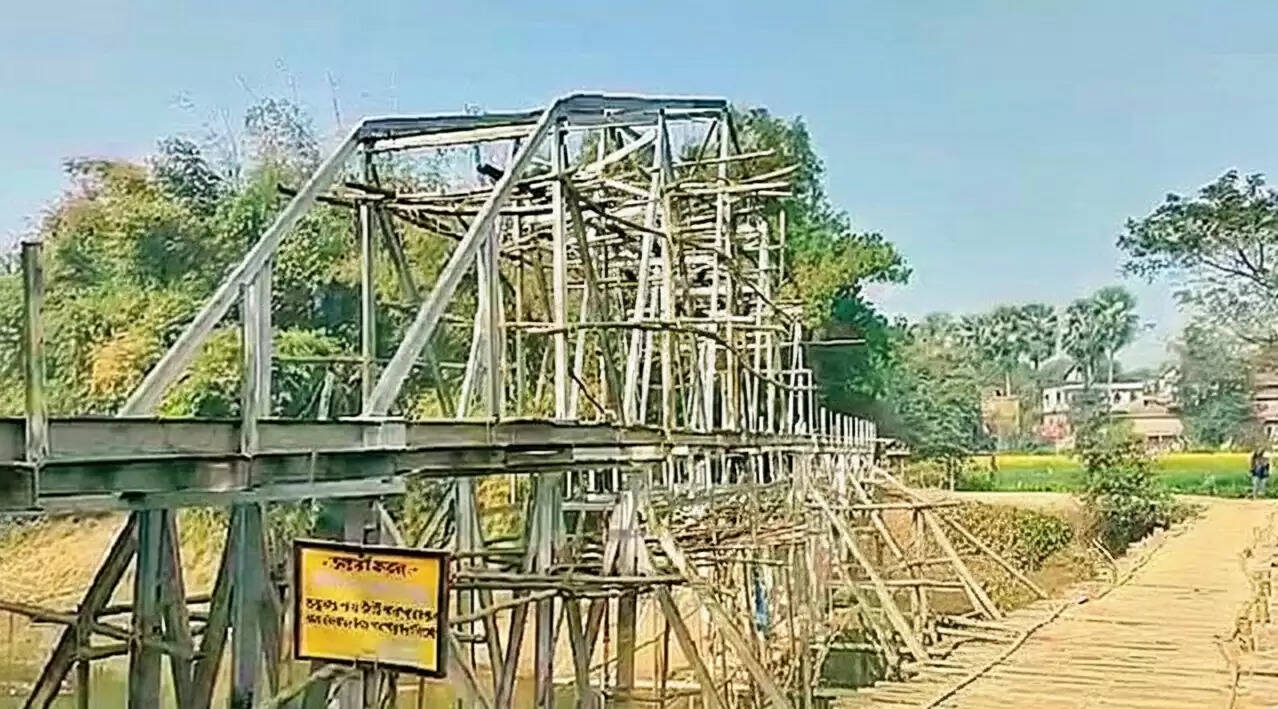 चंद्रकोणा में लोहे का पुल निर्माण कार्य रुका, ग्रामीणों में भारी रोष