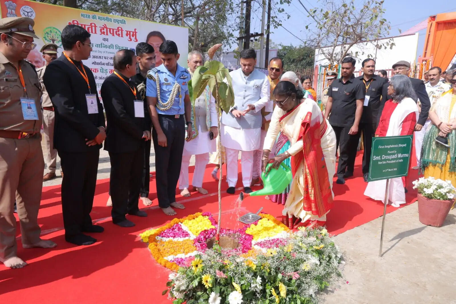 राष्ट्रपति द्रौपदी मुर्मु ने गिरिराज जी के किए दर्शन, नंगे पांव चलकर शुरू की सप्तकोसी परिक्रमा