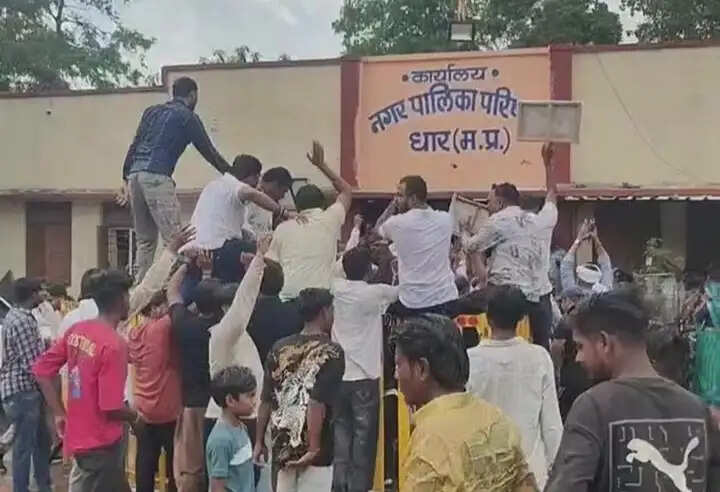धार नगर पालिका कार्यालय में हंगामा और तोड़फोड़ का आरोप, 12 कांग्रेस कार्यकर्ताओं पर मामला दर्ज
