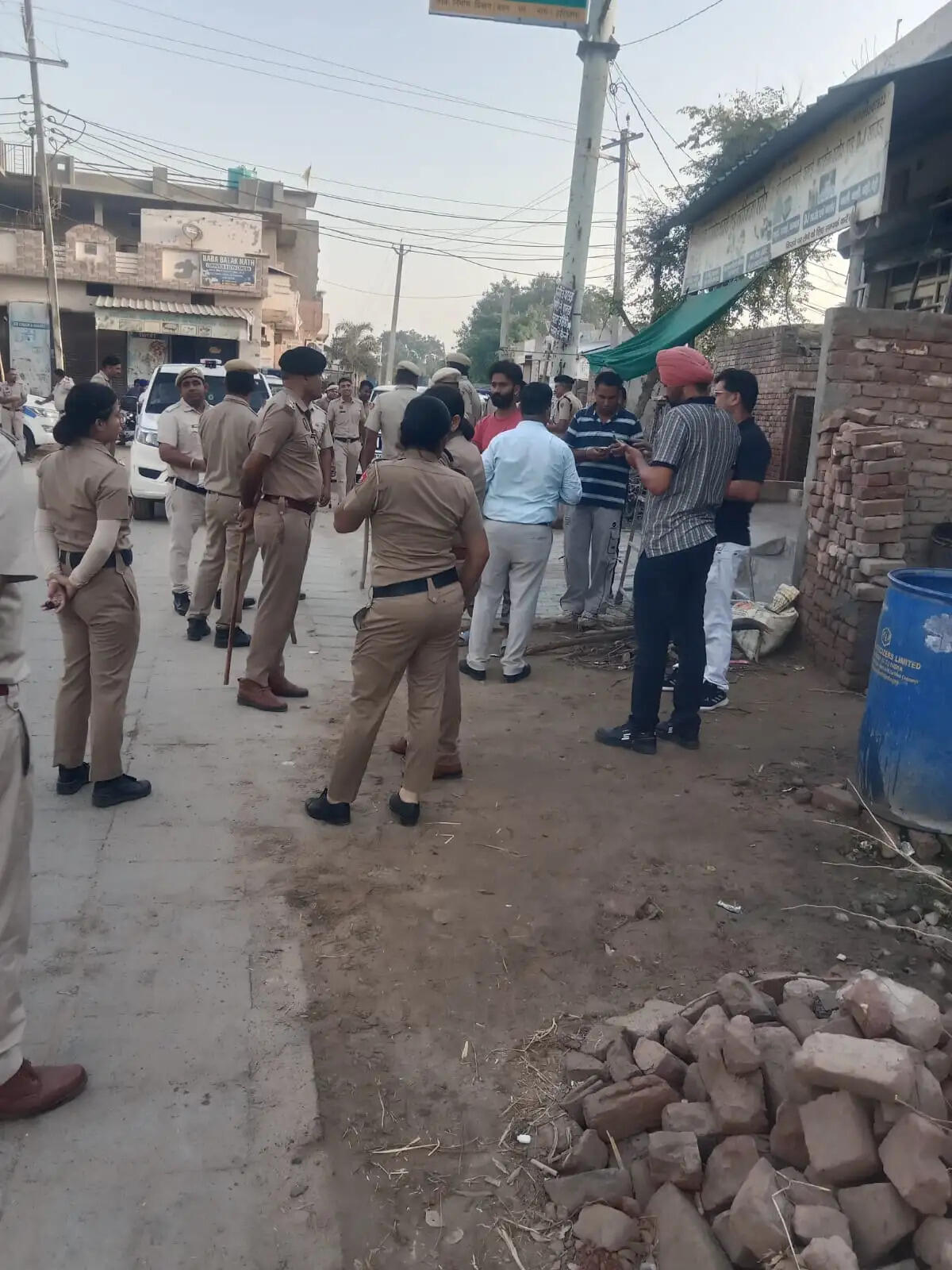 जींद : पुलिस ने पिपलथा गांव में चलाया विशेष सर्च एवं चेकिंग अभियान