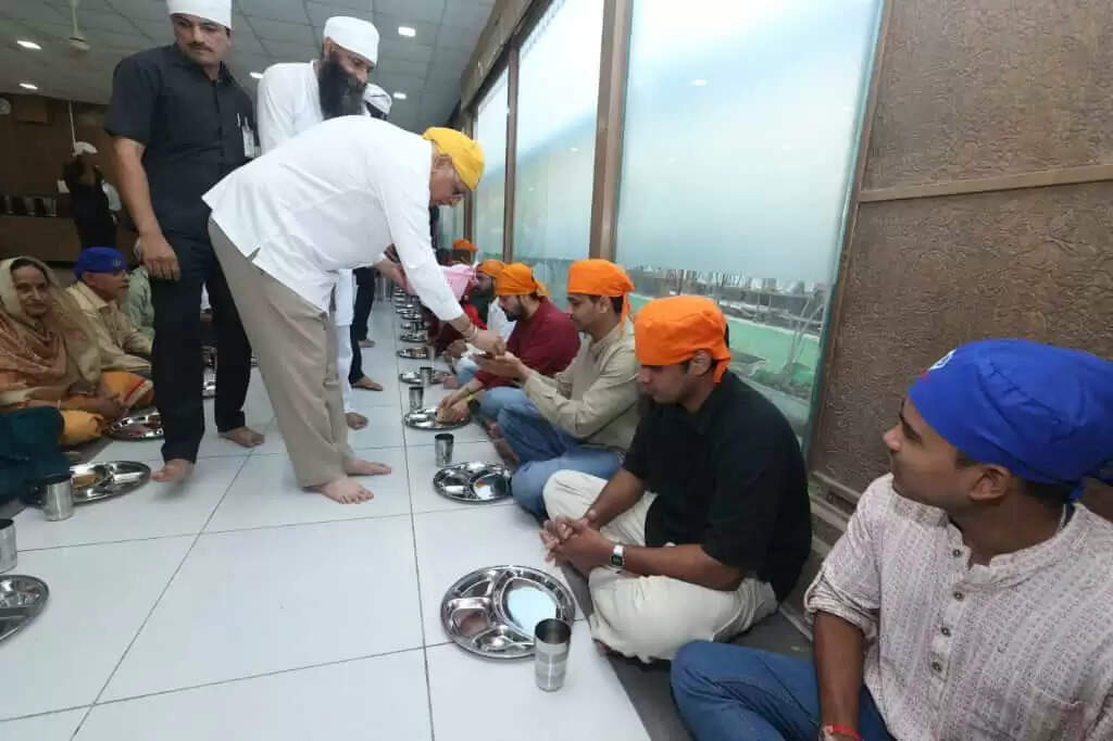 गुरु नानक जयंती पर मुख्यमंत्री पटेल ने गुरुद्वारे में मत्था टेका