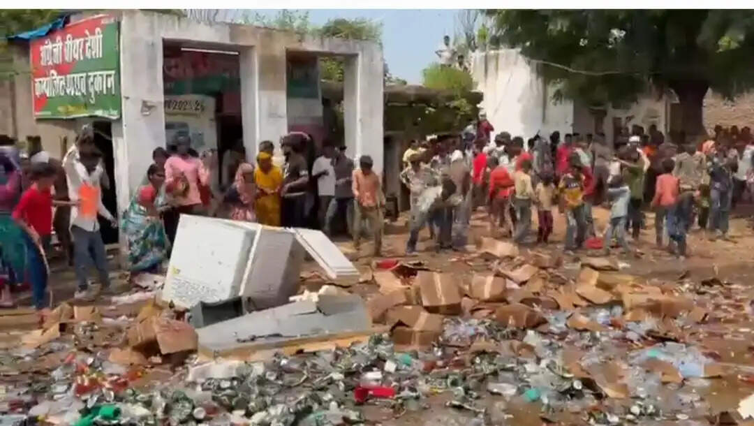शराब दुकान के खिलाफ भड़का जनआक्रोश, तोड़फोड़ के बाद सड़क पर बिखरी शराब की पेटियां