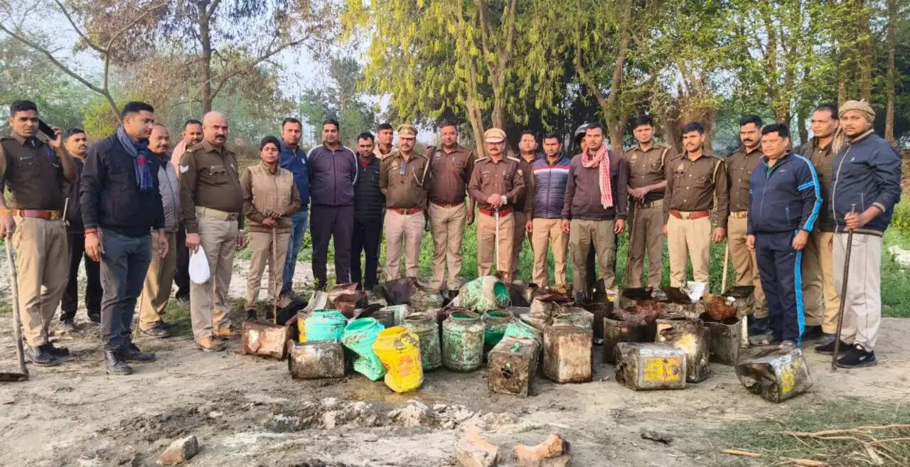 देवरिया में 45 लीटर अवैध कच्ची शराब संग सात गिरफ्तार