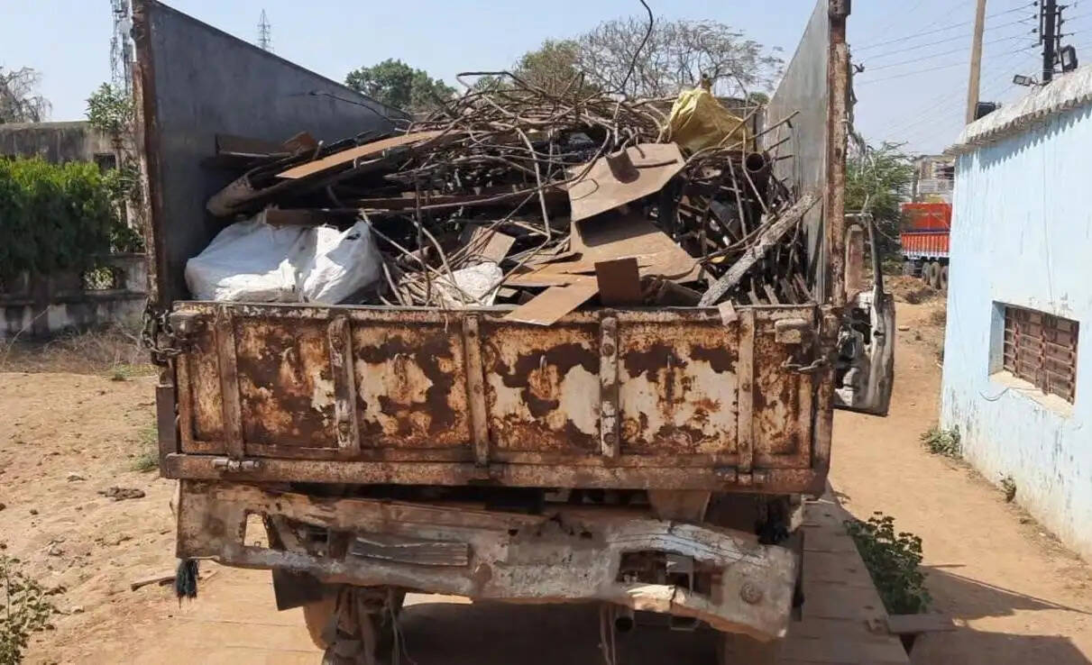 दो कबाड़ी दुकानों पर पुलिस की दबिश, भारी मात्रा में लोहा-टीन जब्त