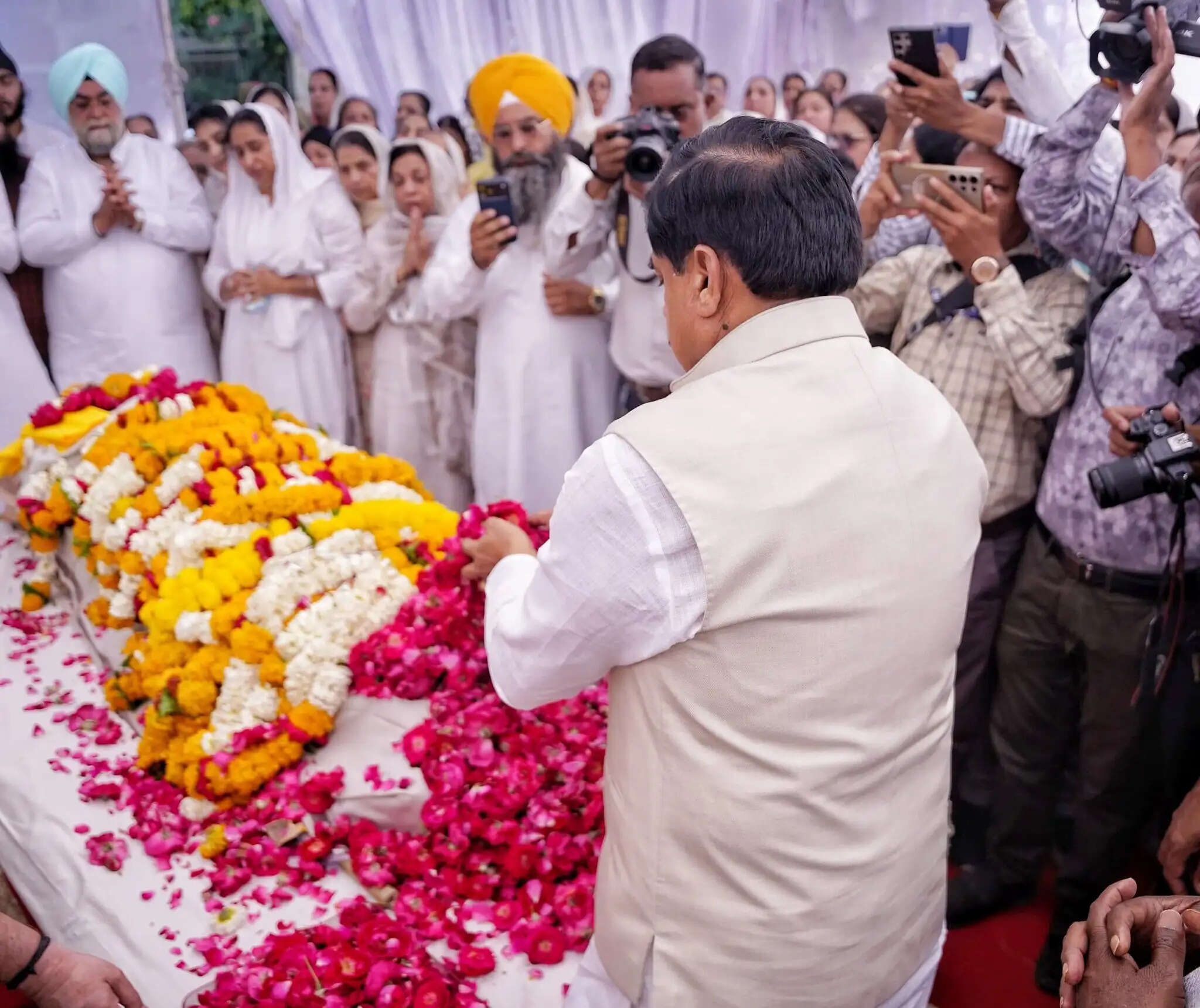 उज्जैन के छात्र गुरकीरत सिंह मनोचा को अंतिम विदाई, मुख्यमंत्री-सांसद ने दी श्रद्धांजलि, चक्रतीर्थ में हुआ अंतिम संस्कार