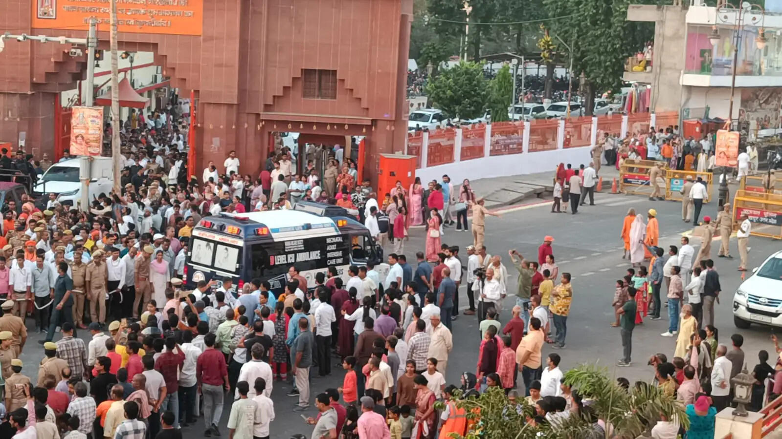 दिव्य आभा के साथ निकली गोरक्षपीठाधीश्वर की विजयादशमी शोभायात्रा