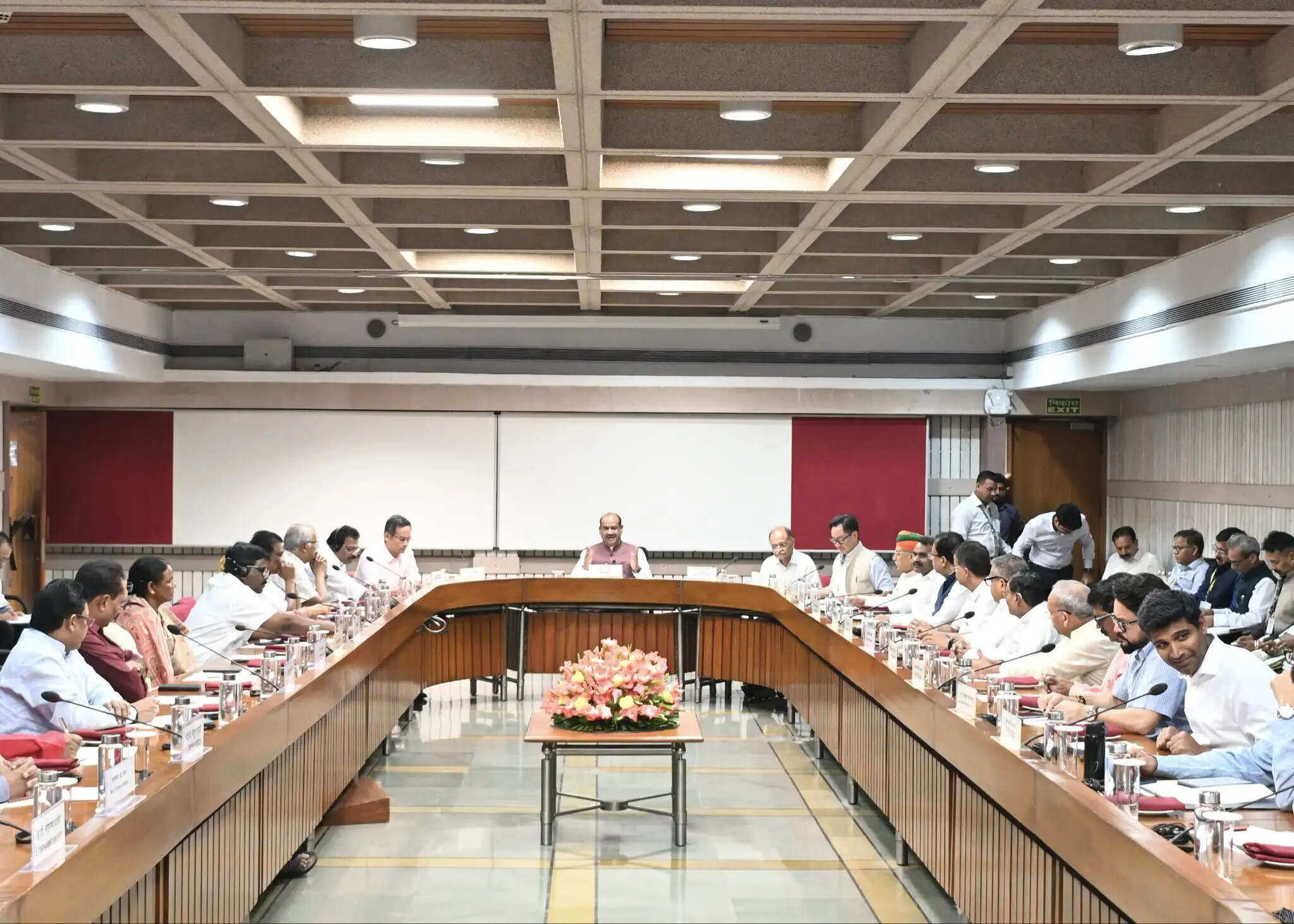 मानसून सत्र से पहले लोकसभा अध्यक्ष ने सांसदों से की सकारात्मक सहयोग की अपील