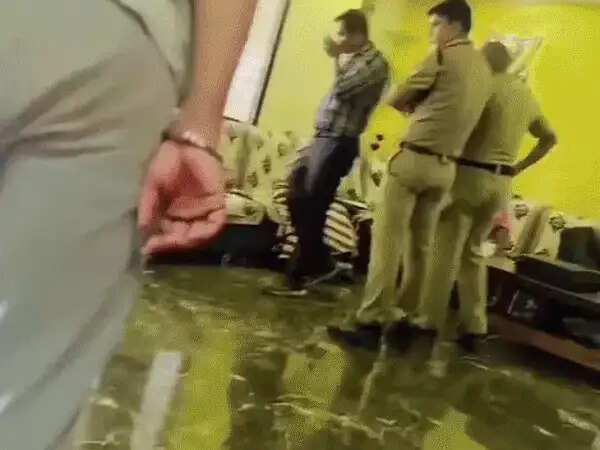 भोपाल में&nbsp;किसान के घर 50 लाख की चोरी का दावा, सुराग देने वाले को 1 लाख का इनाम,&nbsp;पुलिस ने&nbsp;जताया संदेह