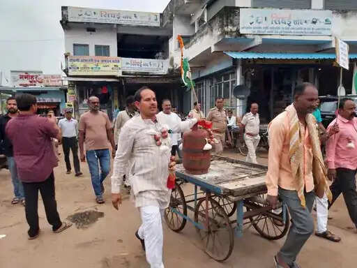 महंगाई के खिलाफ प्रदेशभर में कांग्रेस का अनोखा विरोध-प्रदर्शन,&nbsp;कहीं शक्कर बांटी, कहीं चूल्हे पर रोटियां बनाईं