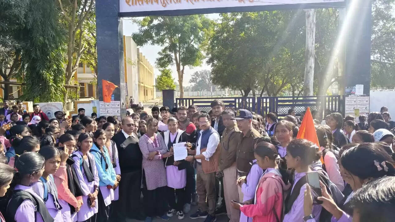 अनूपपुर: भारतीय विद्यार्थी परिषद ने महाविद्यालय में 3 घंटे तालाबंदी कर किया प्रदर्शन