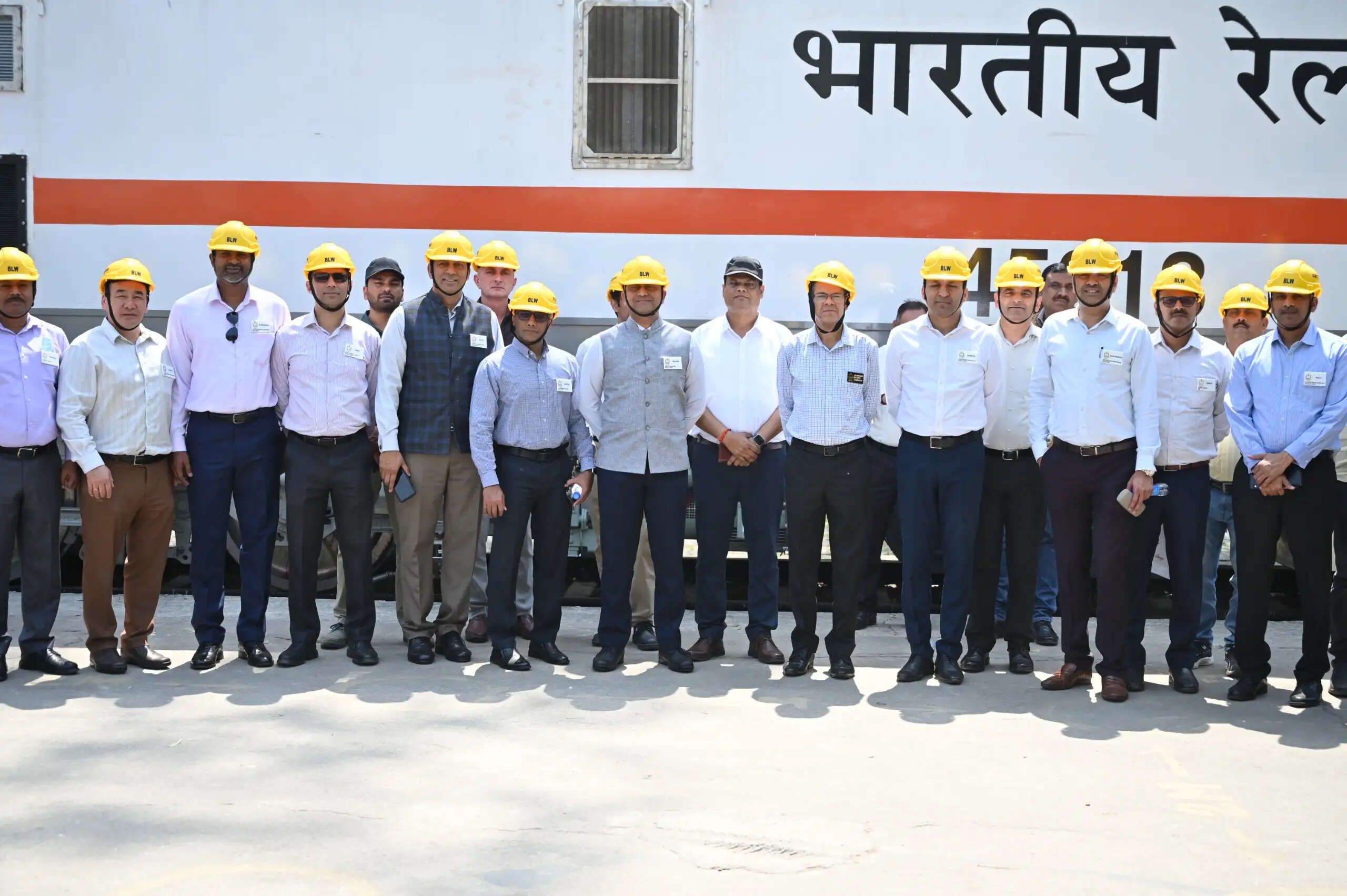 राष्ट्रीय रक्षा महाविद्यालय के प्रशिक्षु अधिकारियों ने बरेका में देखा लोको निर्माण का कौशल